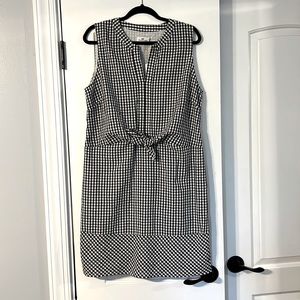 Vineyard Vines gingham seersucker tie front dress. Size 16 new with tags